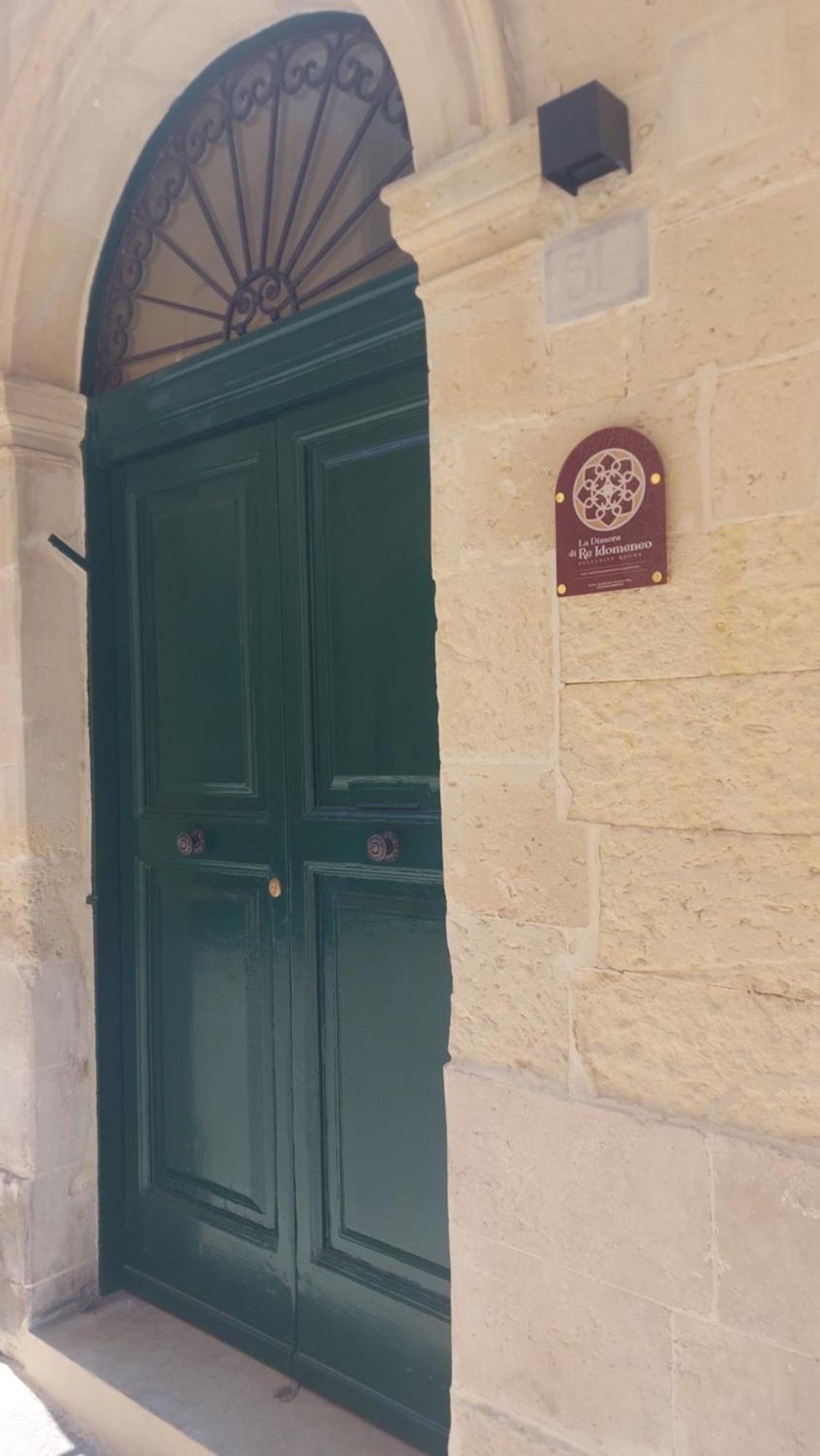 La Dimora Di Re Idomeneo Bed & Breakfast Lecce Bagian luar foto