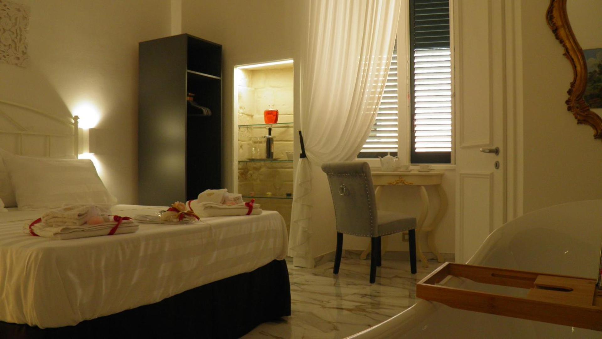 La Dimora Di Re Idomeneo Bed & Breakfast Lecce Bagian luar foto